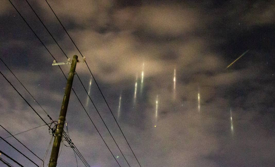 Gökyüzünde Görsel Şölen: Işık Sütunları. Gören bir daha dönüp bakıyor - Resim: 1